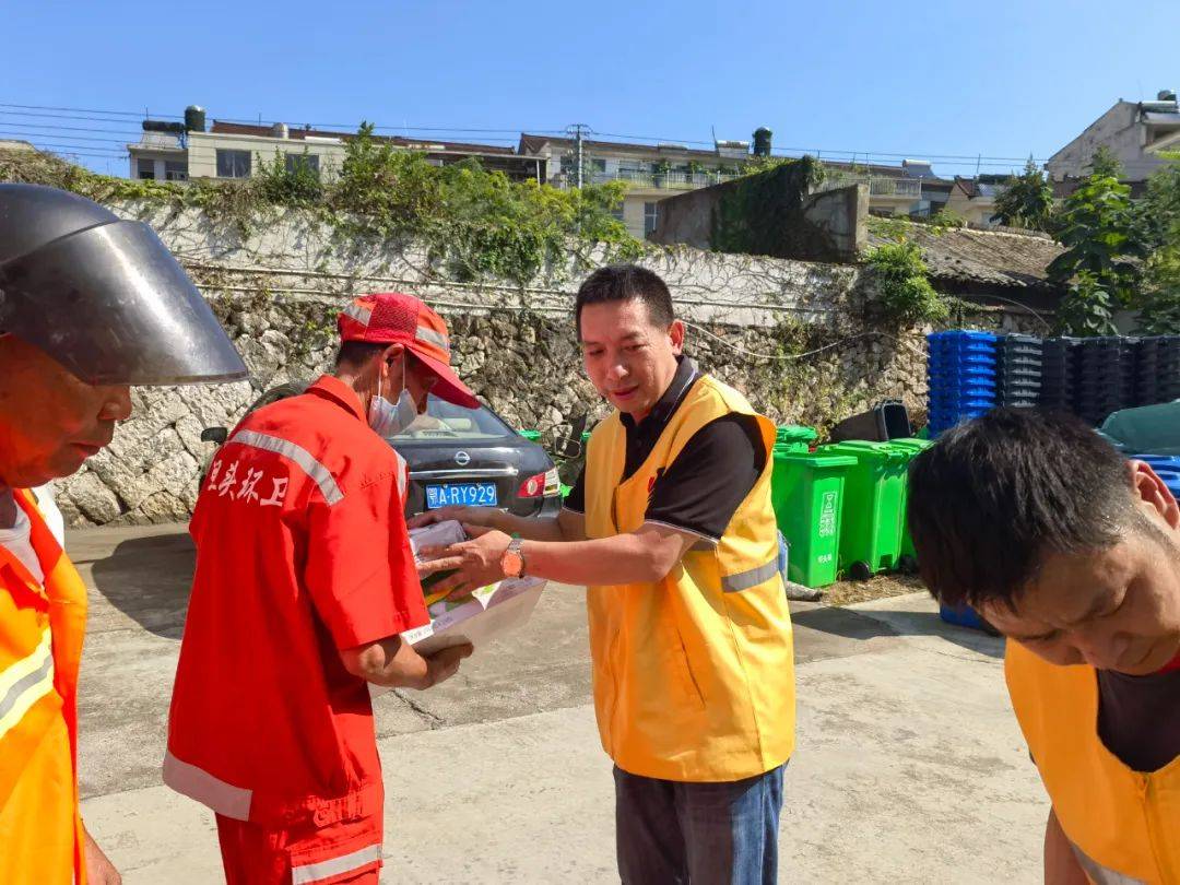 天台爱心团队:暖心!60位环卫工人领到中秋"大礼包"_坦头_活动_环卫所