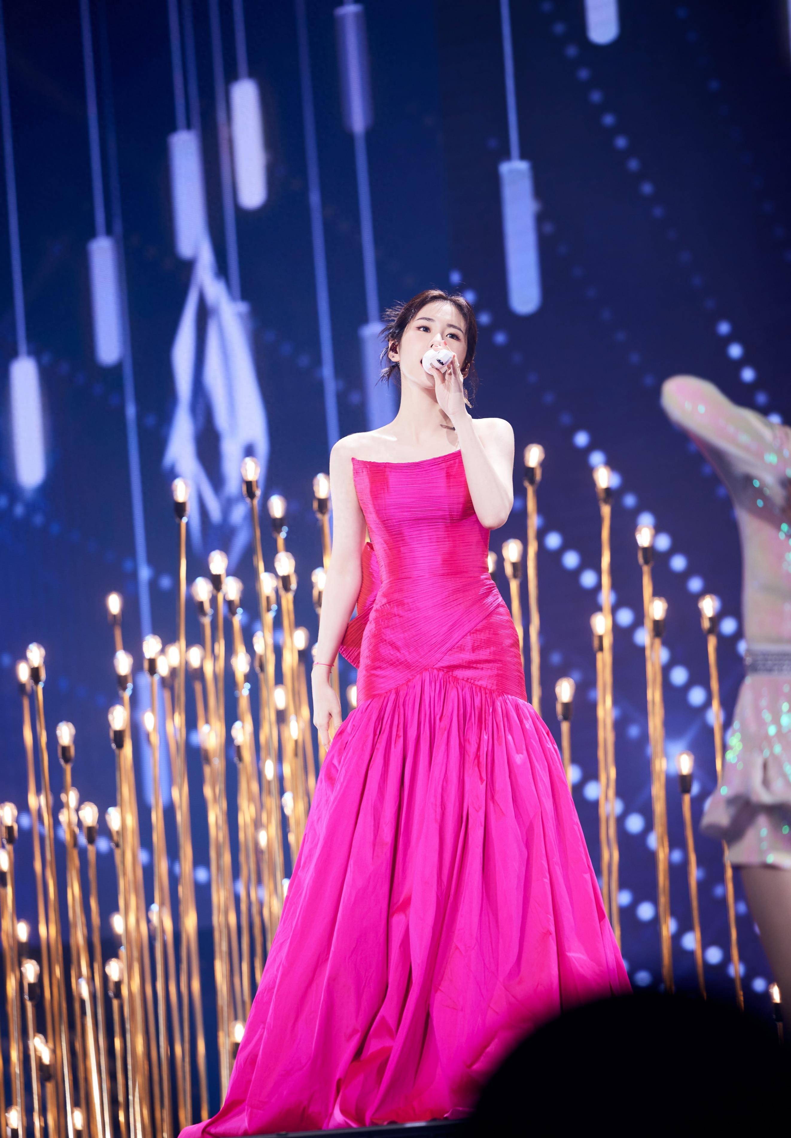 张碧晨裹臀长裙优雅动人_魅力_鲜红色_图片