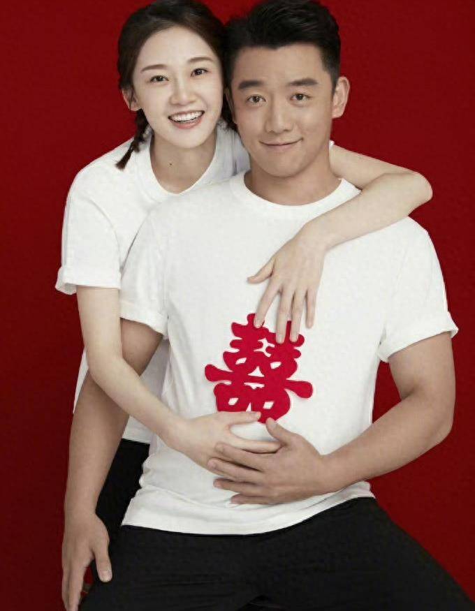 名字也曝光,郑恺满脸笑容,眼神却已无光_生活_vlog_开心