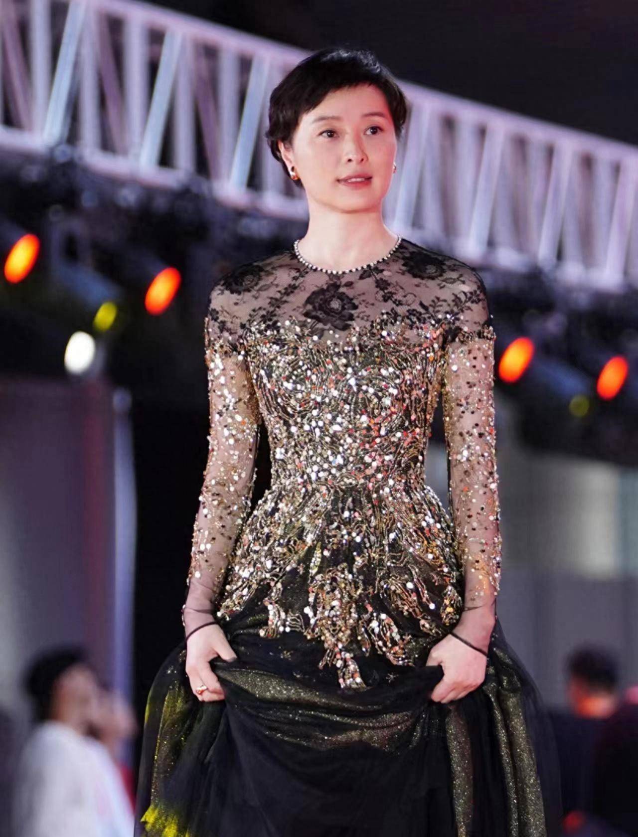 吴越身穿黑色刺绣亮片纱裙现身中国影视晚会红毯,感觉端庄优雅!