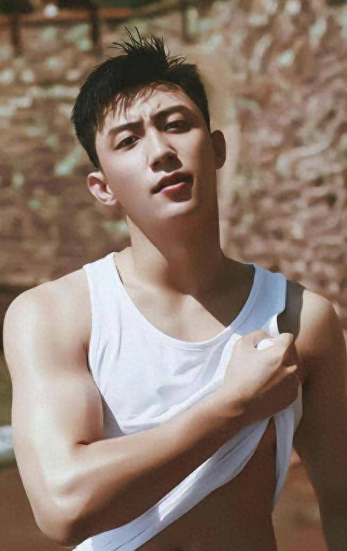 曝黄景瑜劈腿顶流小花,假戏真做互动亲密cp感爆棚_工作_丑闻_绯闻