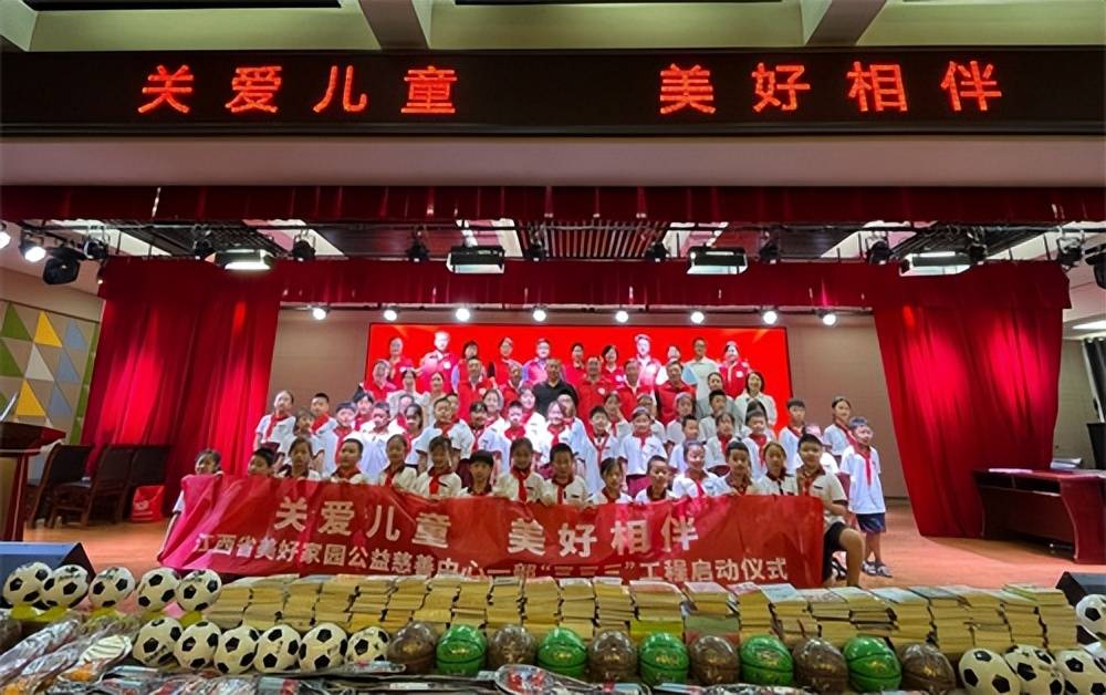 镇党委书记胡盛钢,清华小学校长侯春玲,官庄镇中心小学副校长李俊发