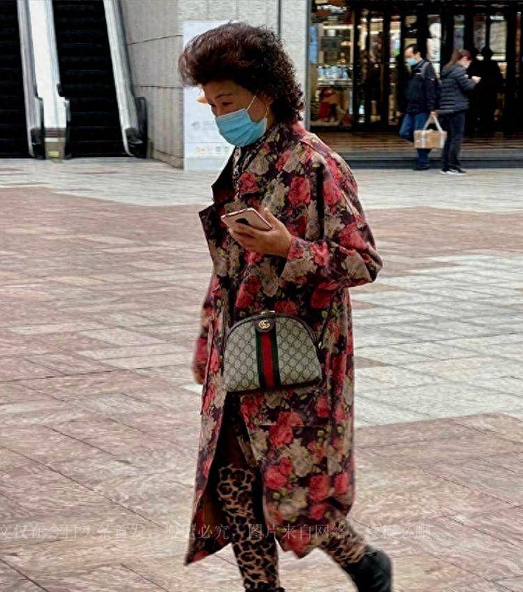 看了50岁孟晚舟的穿搭发现,没有黑丝袜和热裤,外套更显优雅_大衣_风格