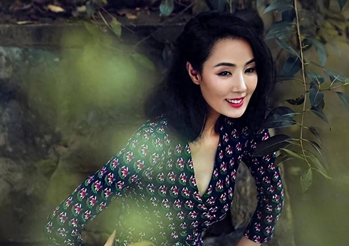 演员姜宏波:姜文捧红她,出道26年无绯闻,50岁活得干净洒脱