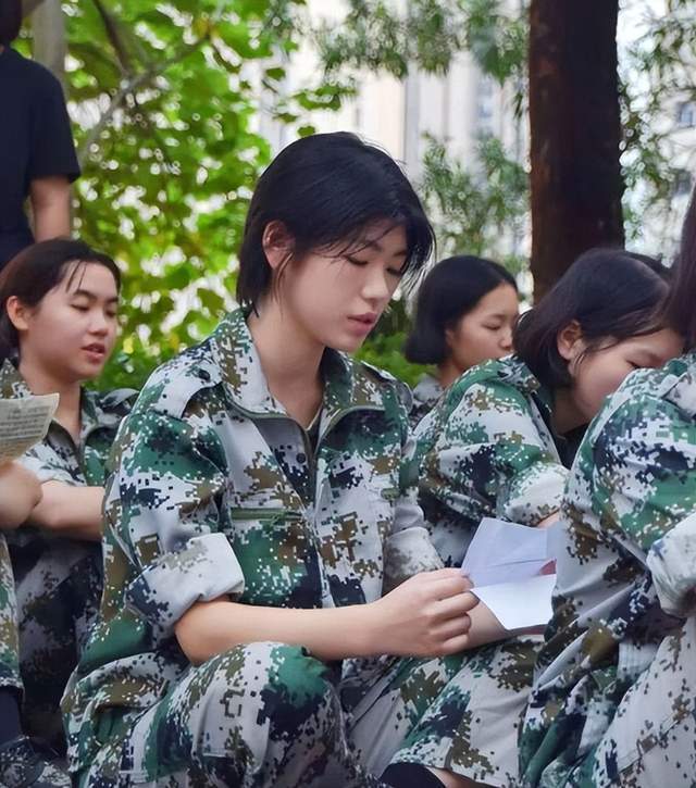 军训女跳舞走光,露球后嬉皮笑脸仍热舞,疑网红剧本,16s视频疯传_网友