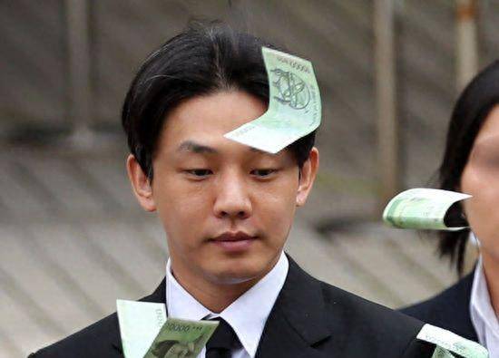 刘亚仁当众遭大把钞票砸脸羞辱!