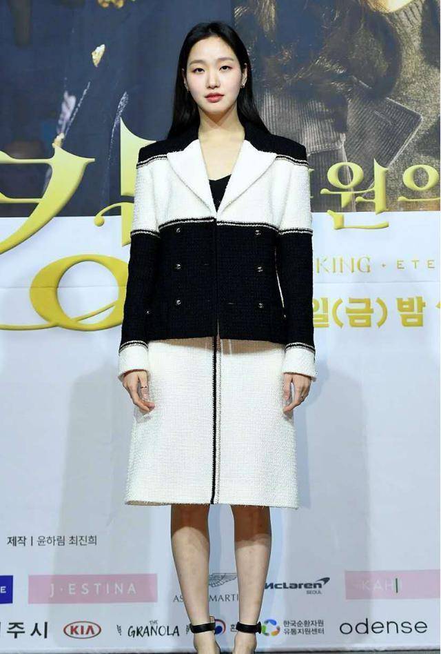 金高银新剧照曝光,黑色风衣知性时尚,简直太有气质_一身_整体_剧中