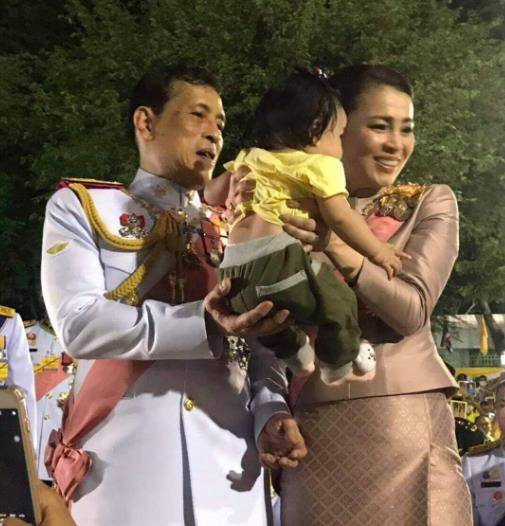 苏提达把野心写在脸上,连轴转亮相皇家公务,积极为9岁儿子铺路_国王