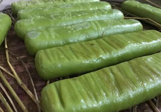 地道做法客家小吃韭菜粄,你是喜欢蘸酱油,还是煎片吃?_大米_过程_吃法