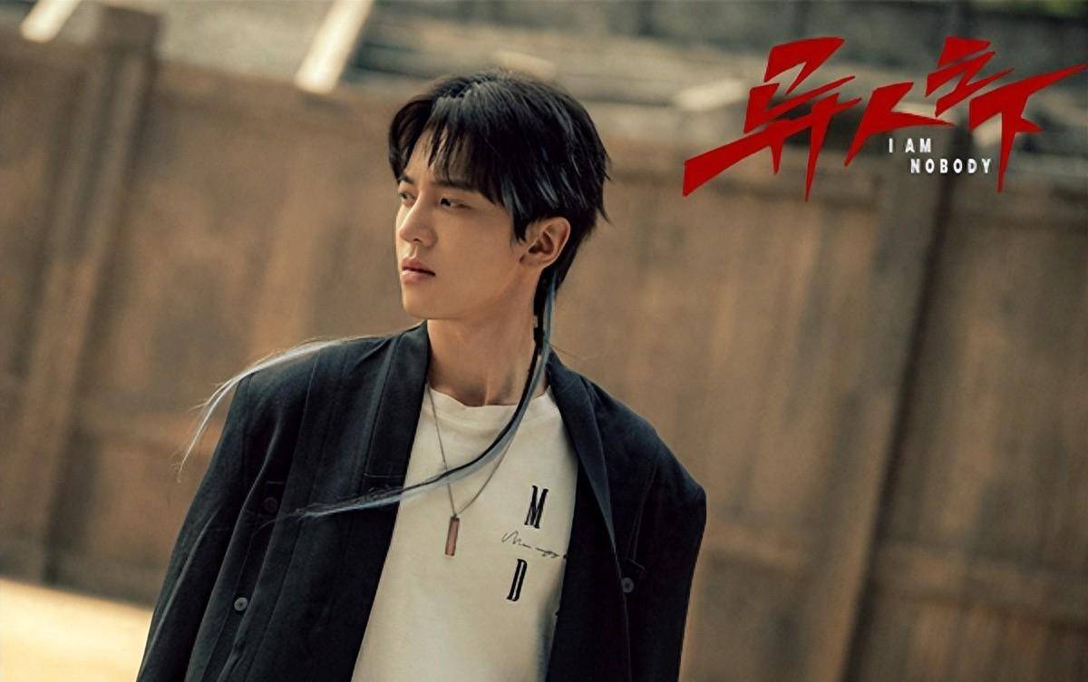 他最近在热播电视剧《异人之下》中饰演"诸葛青",算是一个受欢迎的