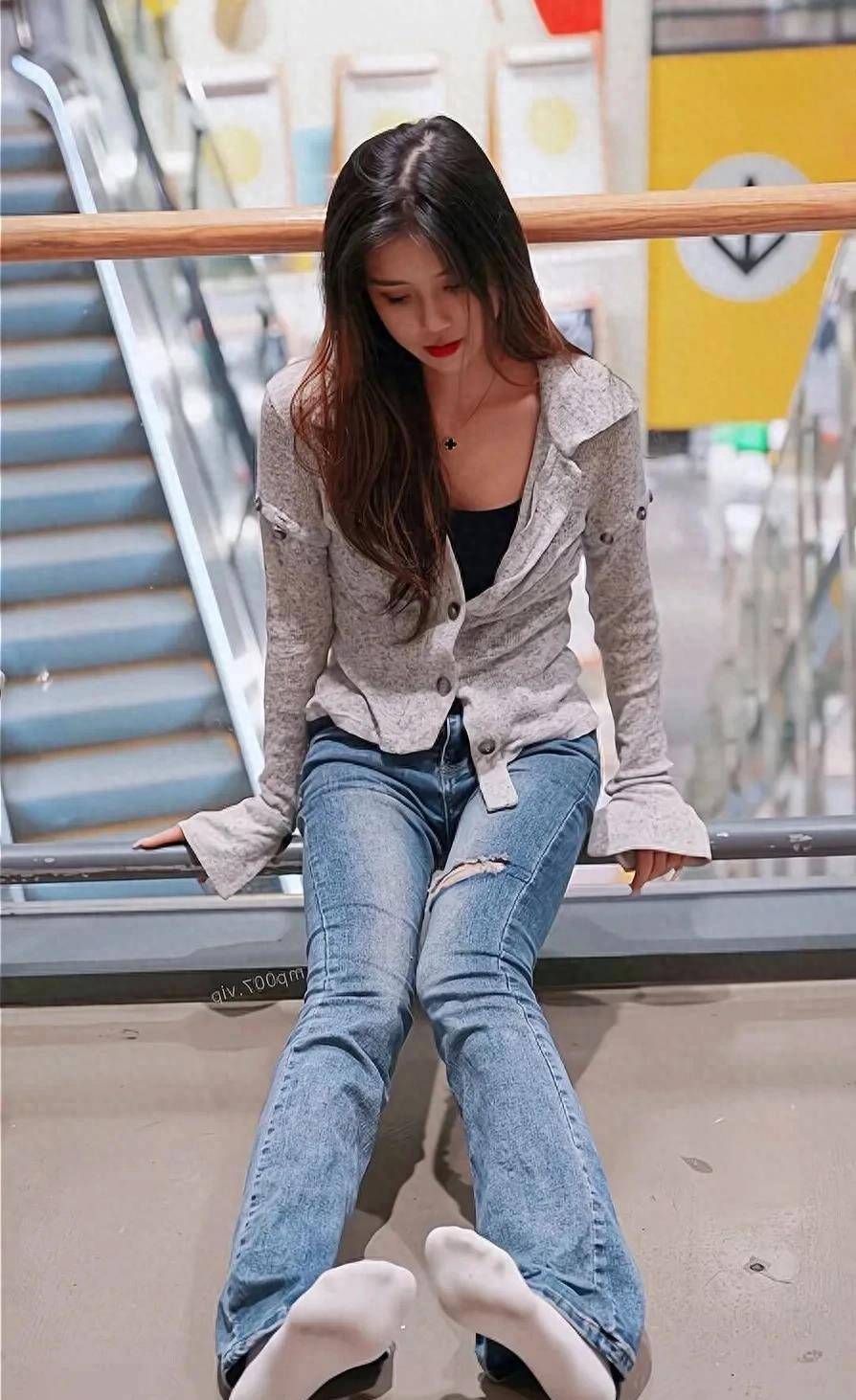 时尚街拍,美女穿牛仔裤即使休闲穿也彰显个性_风格_造型_经典