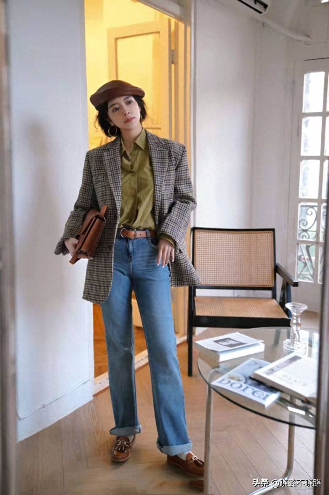 三木妈妈带火了"贝雷帽",遮发量还特减龄,搭配大衣,风衣真美_灰色