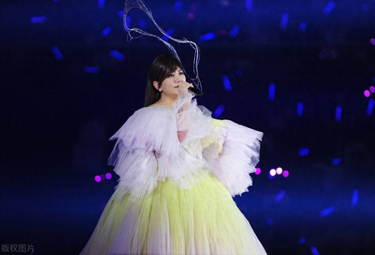 翻车:45岁梁静茹在演唱会上唱《燕尾蝶》声嘶力竭,被质疑唱功_音乐