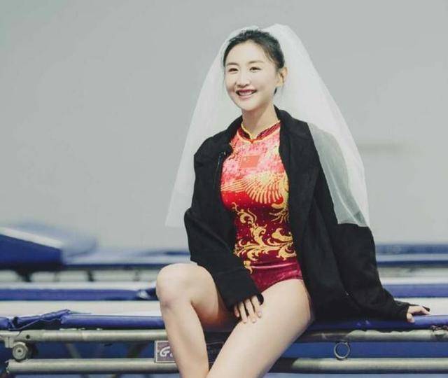 "蹦床小公主"用心了,用她奥运战袍拍婚纱照,中西合璧意义重大_何雯娜