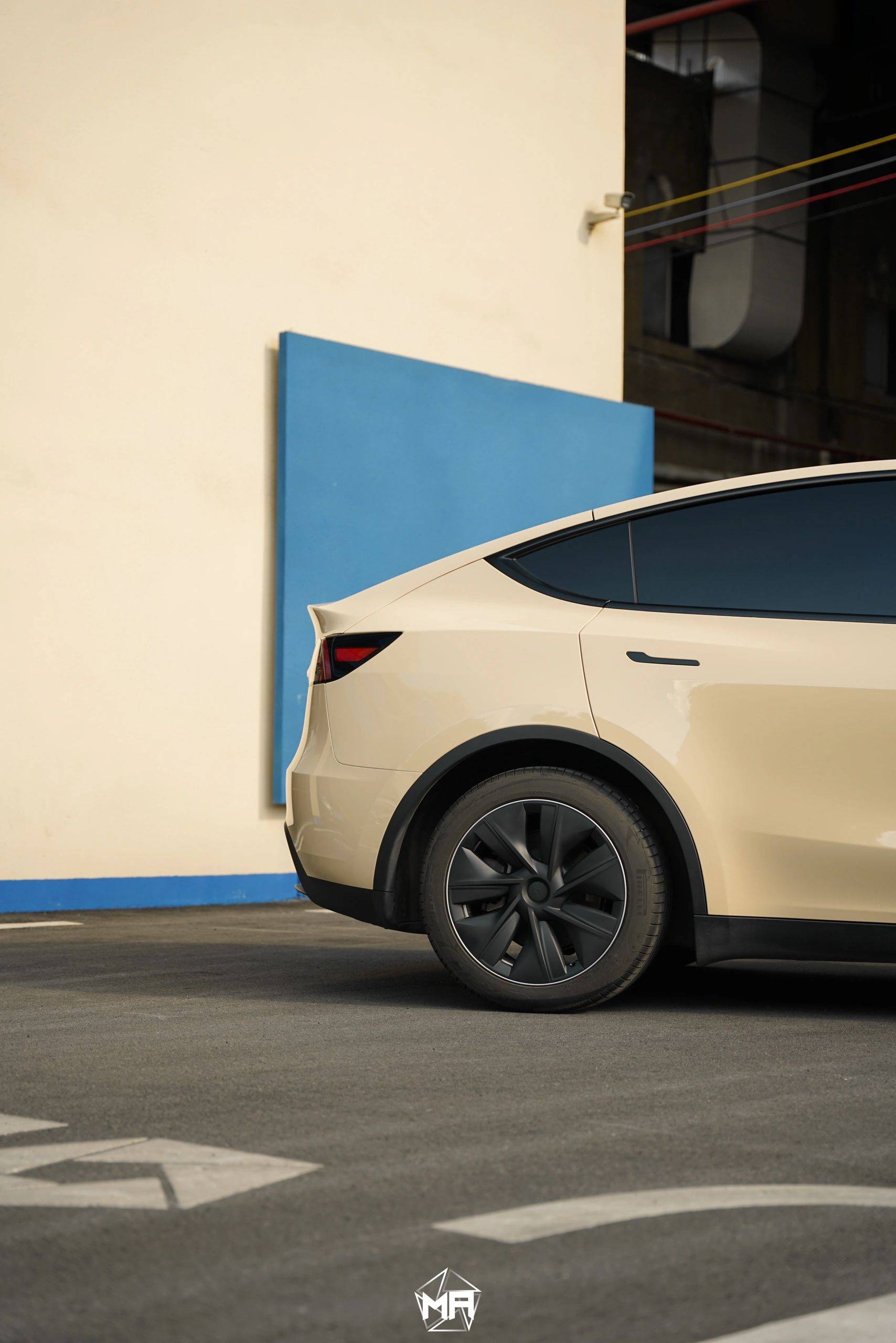 特斯拉modely-matrix矩阵改色膜卡其米兰,拥有粉嫩质感的奶茶色_fufu