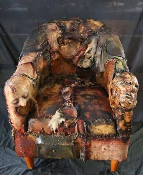 而下一秒他们又差点被随处可见的尸体,还有不少用皮做成的灯罩,沙发