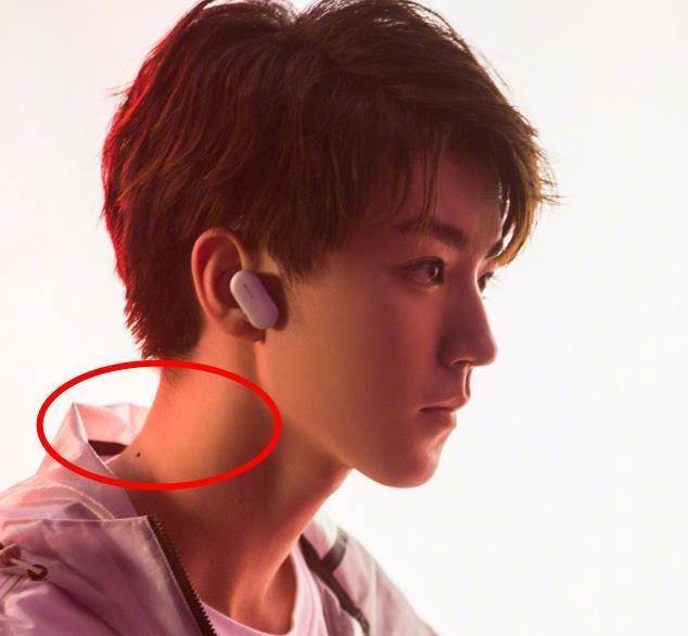 王俊凯王源长双生痣,位置也一模一样,路人误以为是双胞胎_活动_兄弟俩