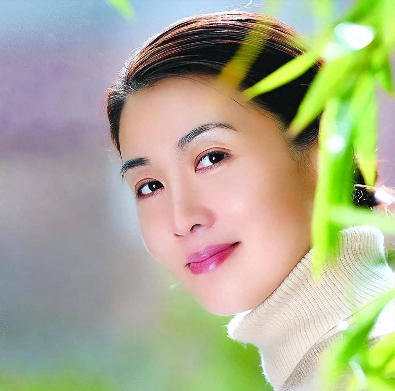 55岁韩再芬与俞敏洪,她的确有点显老,韩再芬为什么终身未嫁?