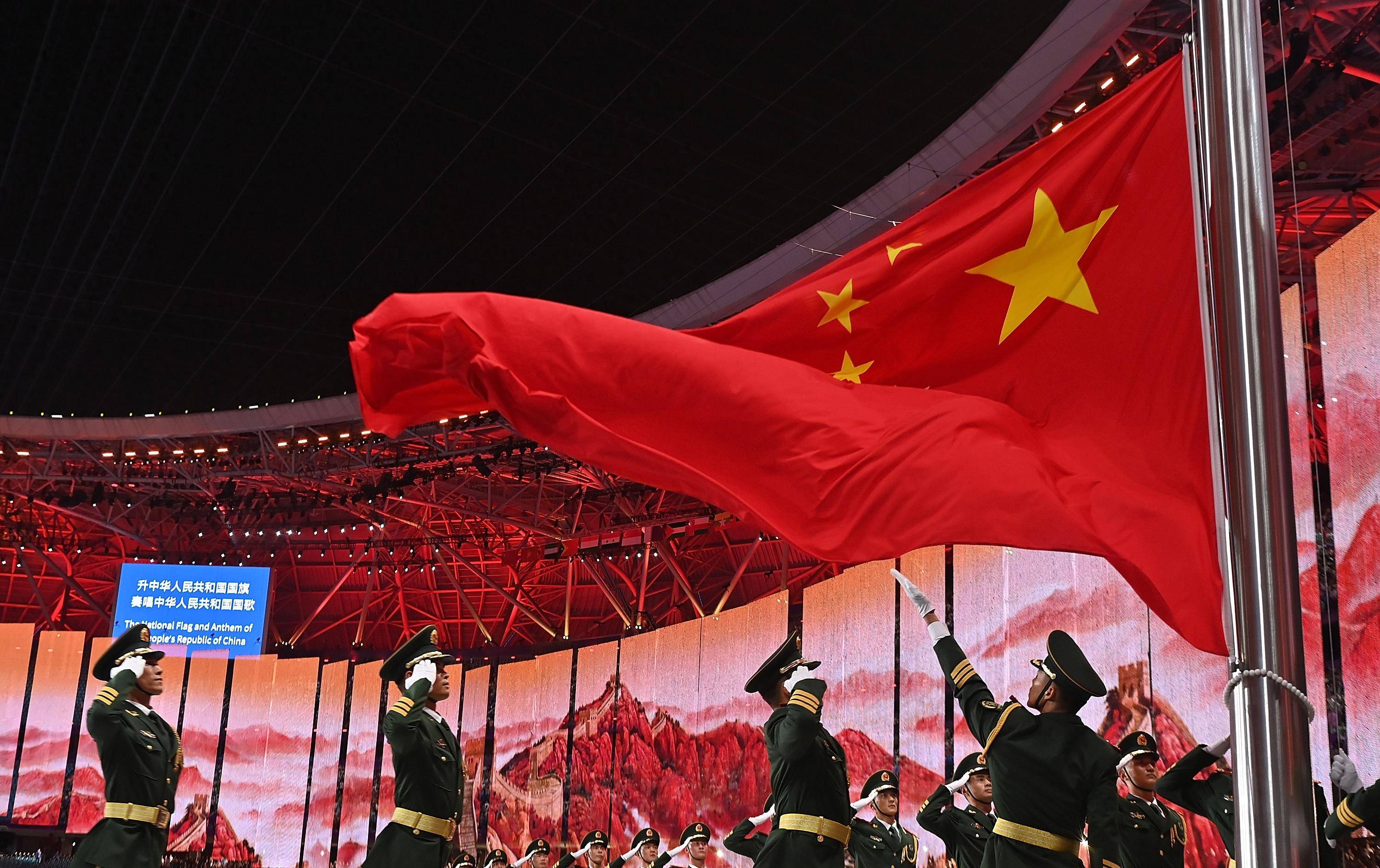 中华人民共和国国旗庄严入场,亚运会开幕式现场响起《我爱你我们》