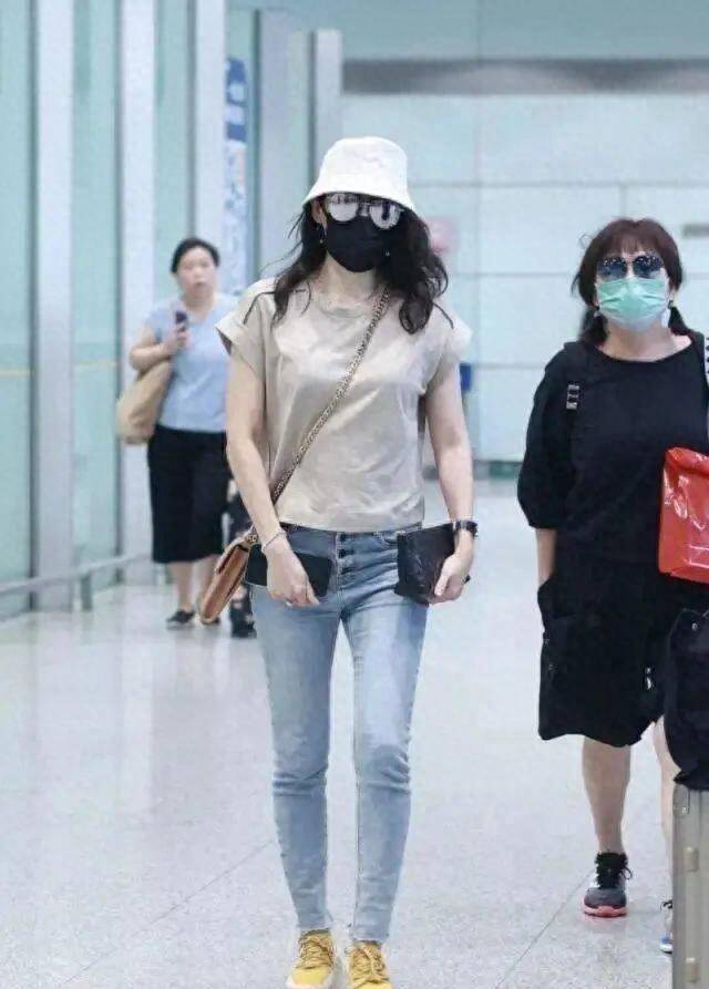 章子怡瘦了很多,他穿着t恤和牛仔裤,腿像竹竿一样_整体_时尚_气质