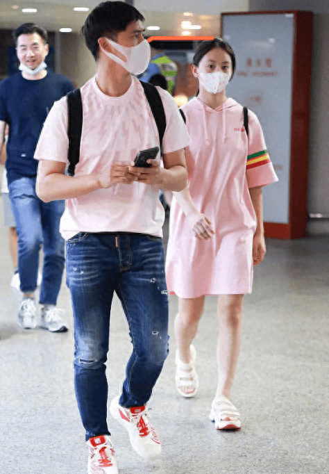 田亮一家四口机场被拍,儿子露面很清秀,女儿森碟身高赶超老爸_小亮