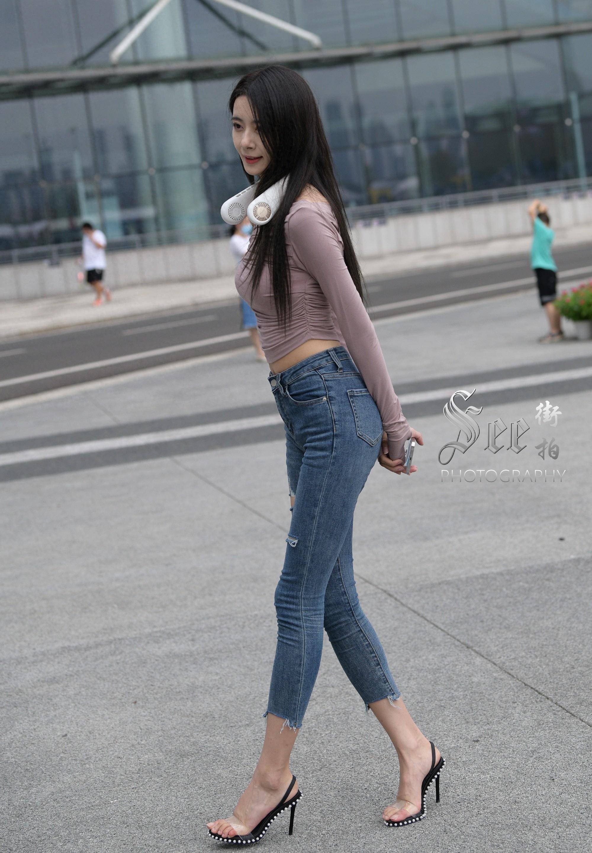 高挑靓丽的牛仔裤小姐姐,这颜值倾国倾城,满分搭配大长腿!