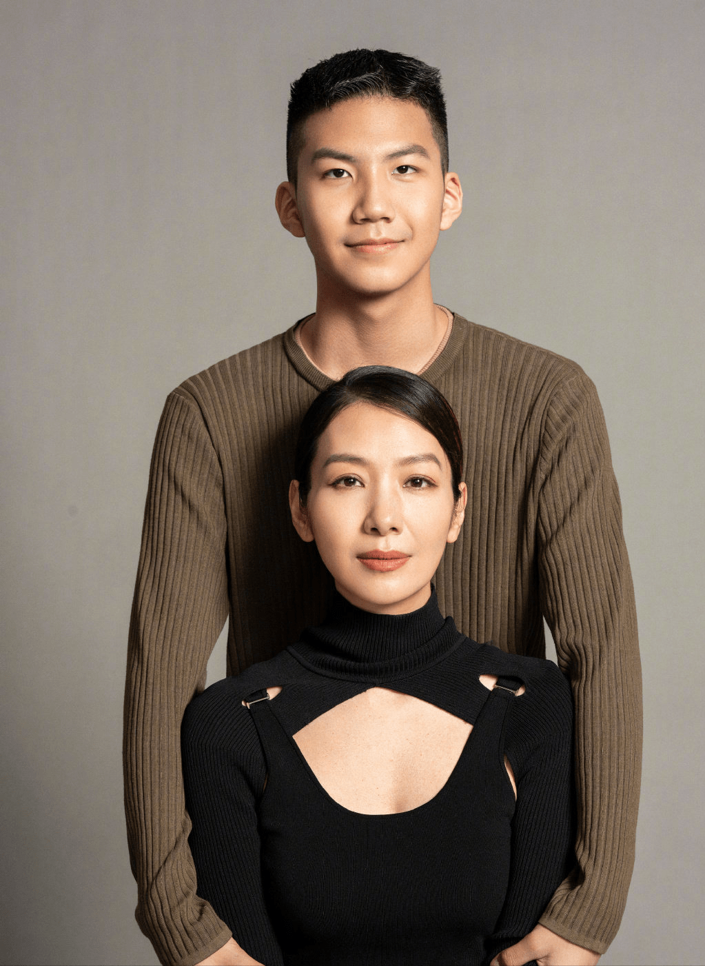 胡皓康像小暖男一样,站在妈妈身后环绕一圈,高大