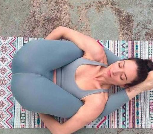 瑜伽教程：一个简单动作，帮你消除腿部赘肉，展现细长美腿！