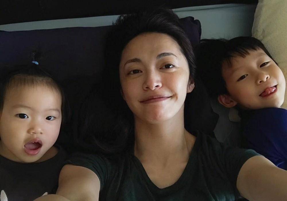 姚晨带娃去野外生存,下田摸鱼全身都是泥,依然满脸笑容_土豆_孩子