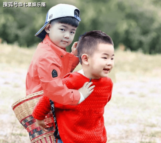 胡可背4万名牌包看演唱会,安吉身高喜人,小鱼儿胖成"包青天"_沙溢