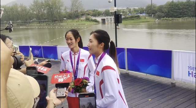 记者采访中得知，邹佳琪在小学四年级时被杭州市队教练选中，从此走上赛艇道路