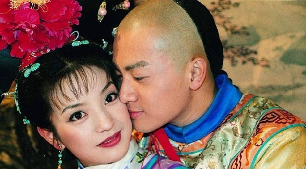 搭档女演员:赵薇五阿哥(出自-还珠格格)苏有朋:曾经小虎队的乖乖虎,一