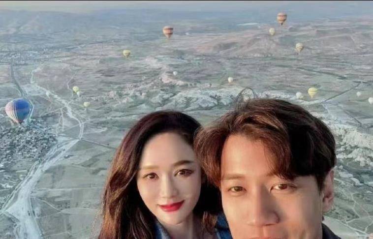 陈乔恩夫妇庆祝相恋4周年,同乘热气球秀恩爱,40°c穿呢子凹造型_艾伦
