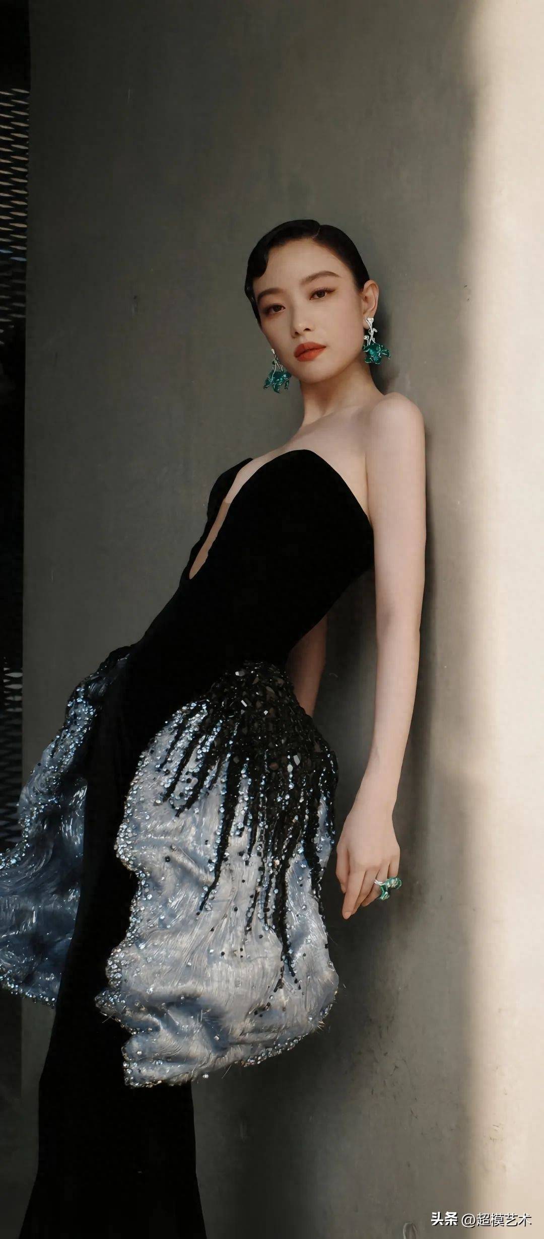 倪妮黑色丝绒长裙,身姿绰约,造型如轻盈舞动的蝴蝶_裙子_连衣裙