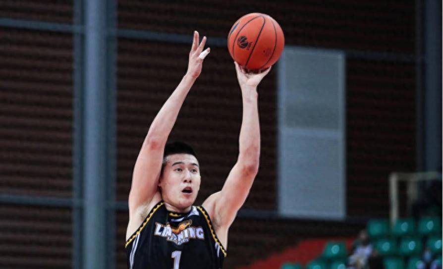 付伟离去之后,展淑萍一度进入了感情时尚期,直到她遇到了著名裁判蒋彤