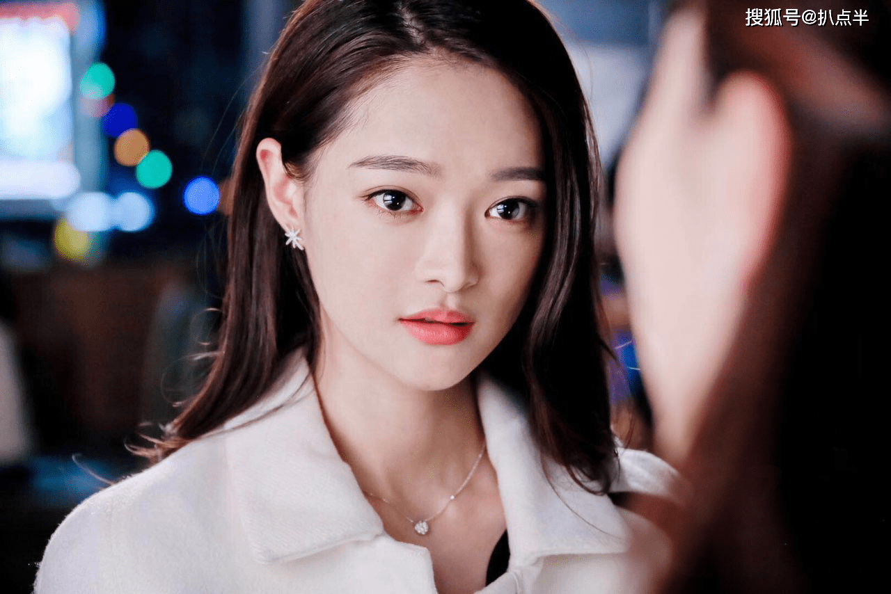 何琢言:红过赵丽颖,疑似介入黄晓明感情,缘何巅峰期陨落?