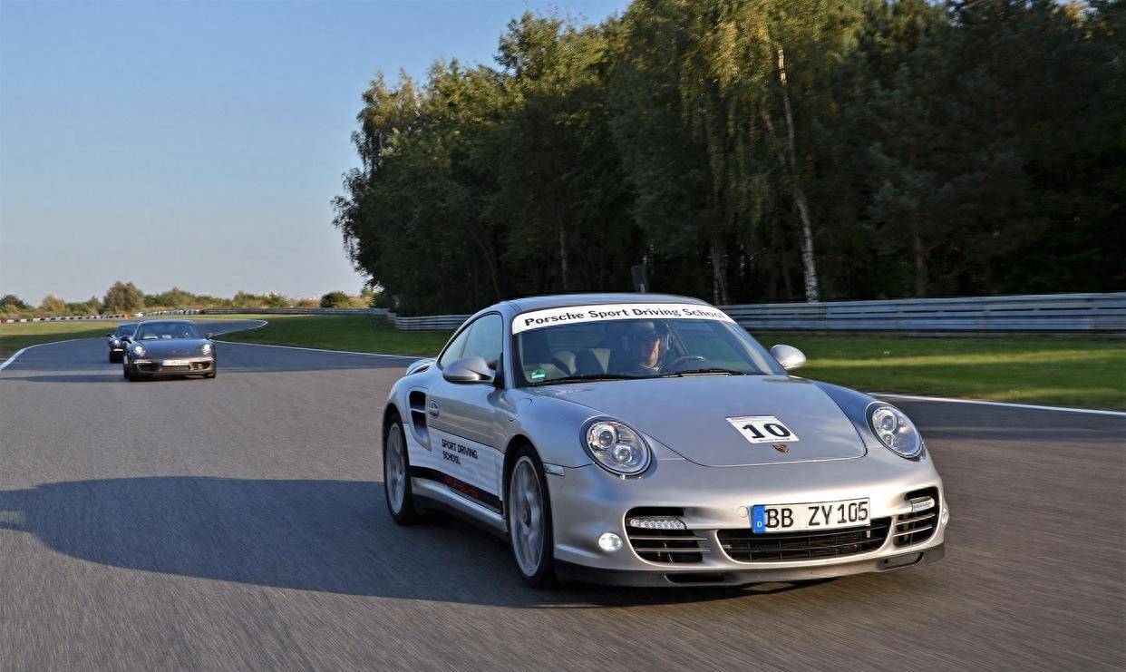 蔡徐坤,王一博,肖战座驾曝光,看到实车后,网友:差距太大_性能_激情