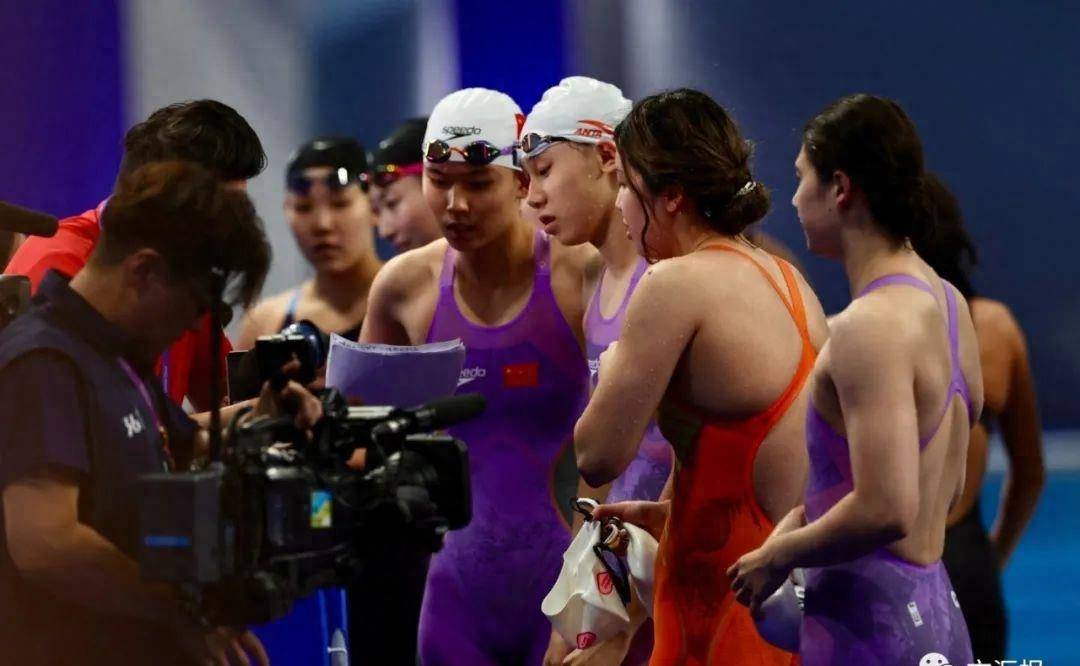 吴卿风和张雨霏我们队派出女子4x100米自由泳接力决赛以29秒96的成绩