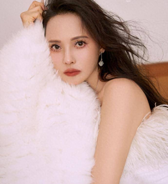 据悉,在伊能静工作室发布声明之前,传出伊能静为日企站台的网红也已经