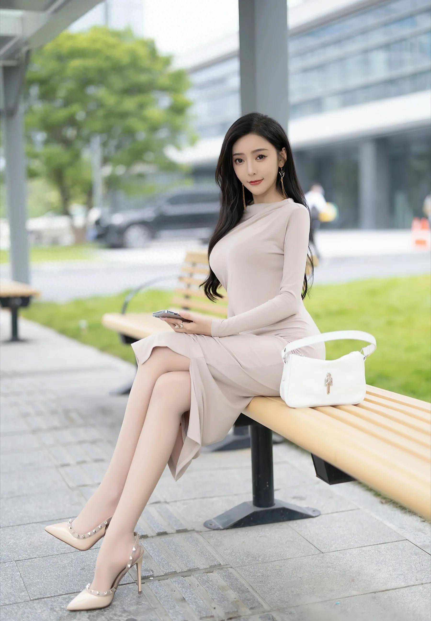 甜美可爱:适合带有浪漫元素连衣裙的甜美发型建议_马尾_脸型_头发