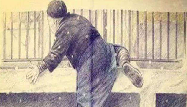 父亲的身形比较肥胖,穿着大马褂,翻越月台的时候,显得非常费力