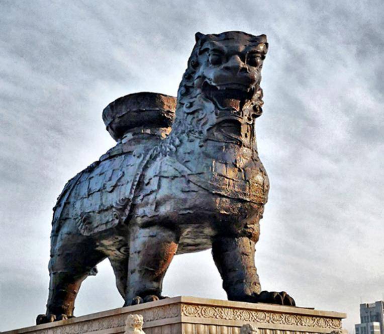 因此,经过向苏联专家"取经",当地文物保护部门在沧州铁狮子上面修建了