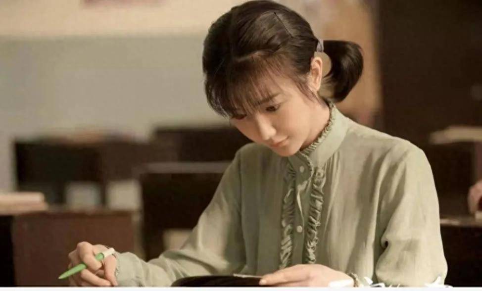 毛晓彤《乔家儿女》造型不错,甜美复古,受赞誉的教科书式打扮_电视剧