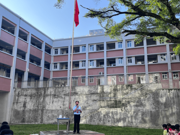 潘田第二学校小学部由教导处主任陈崇辉对期末考试取得优异成绩的同学