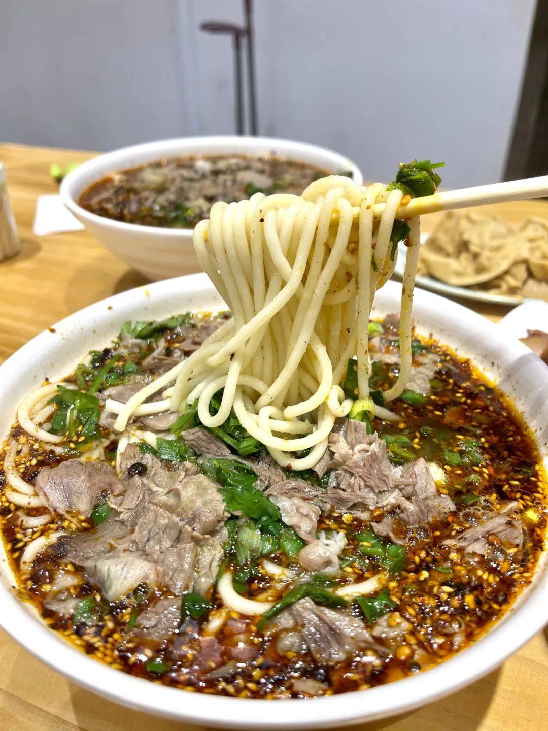 吃在大连-居民区楼下的宝藏小面馆,辣子香浓,饸饹面顺滑劲道~_豆皮_牛