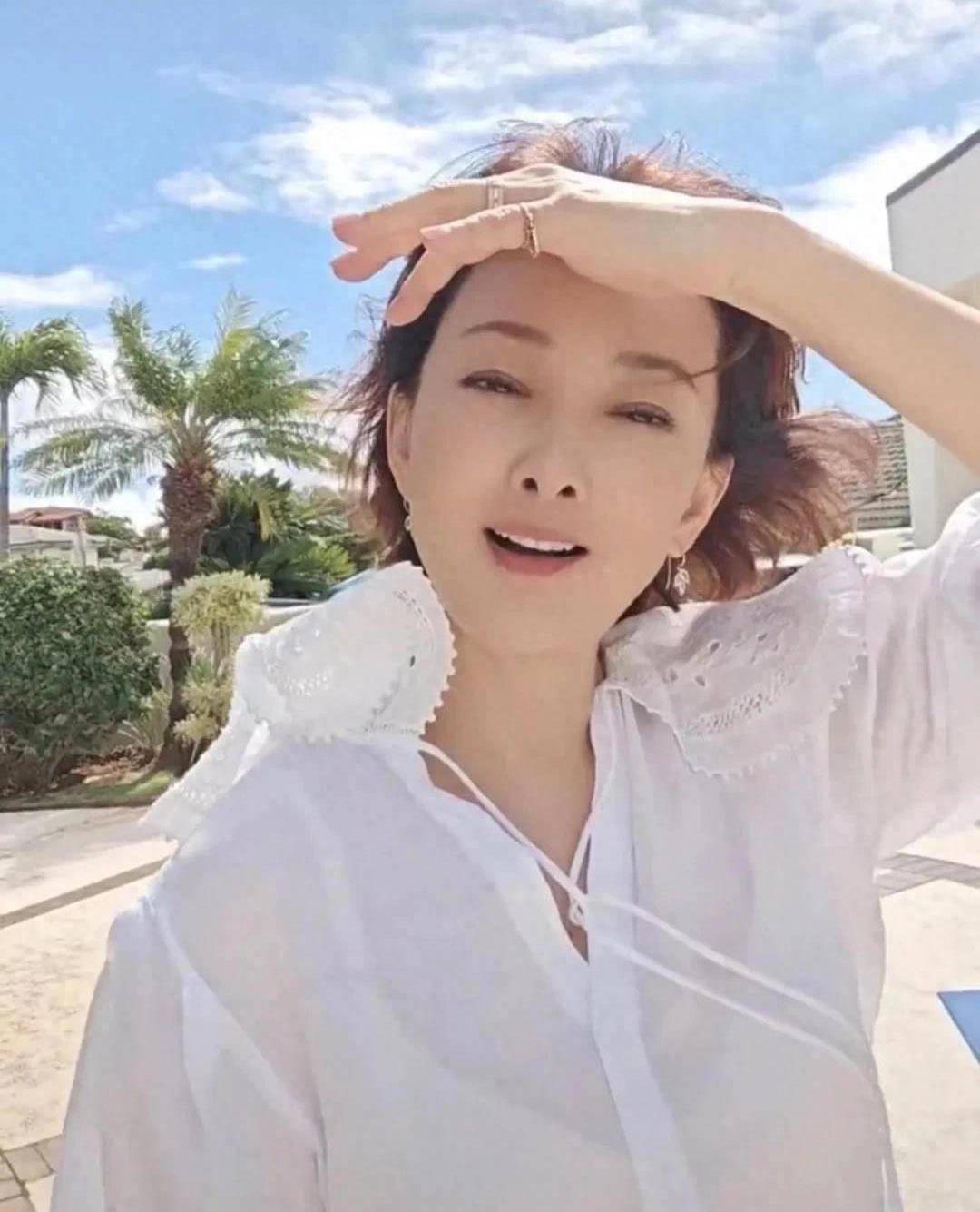 从视频中看,牛莉穿着白衬衣,戴着耳环和戒指,留着标志性的短发.