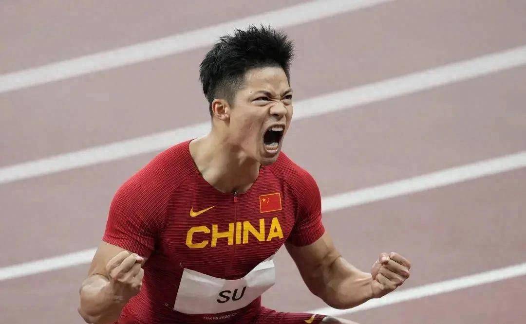 有人卷44亿逃往国外,有人加入国外"认贼作父"_李明阳_吴冰_姚丽