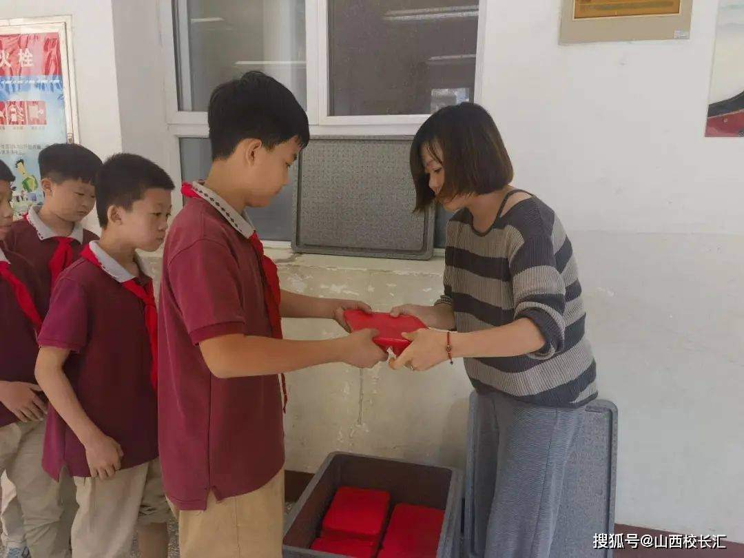 临汾市第二小学积极稳步推进"放心午餐"工程_家长_活动_供餐