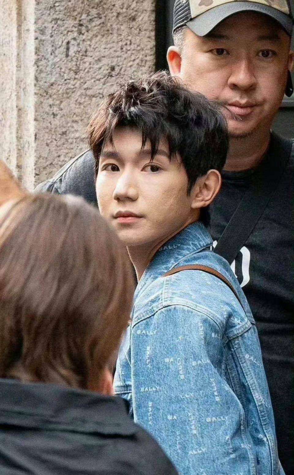 王源米兰时装周现场生图曝光,面部臃肿满脸痘坑,身高成最大劣势_演唱