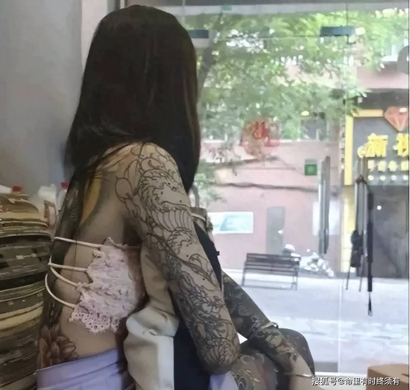 女孩全身布满大面积纹身，非常难看不美观，这是时尚还是伤害自己_搜狐网, image size:1392x1322